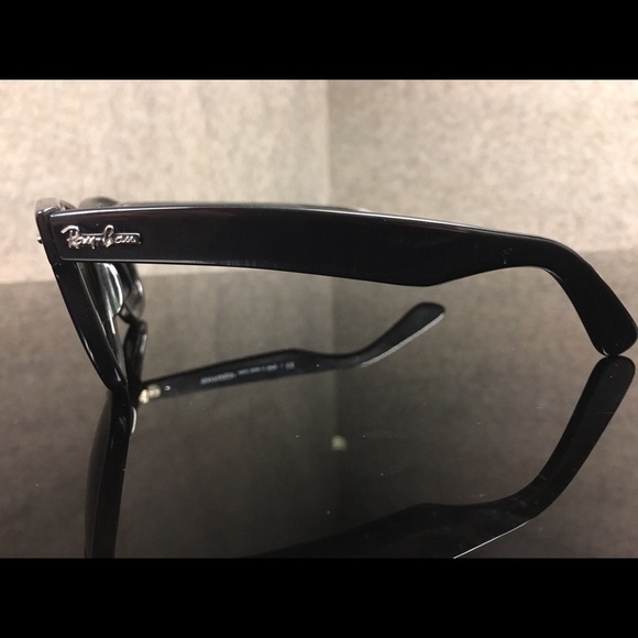 (SOLD) Ray Ban Original Wayfarer 2140 Polarized - Picture 2 of 4