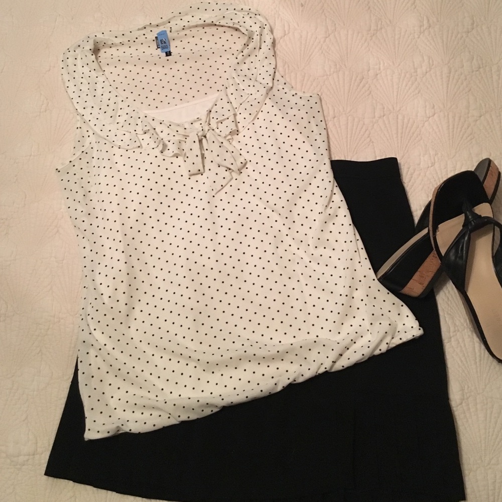 Cute sleeveless top very classy look to it