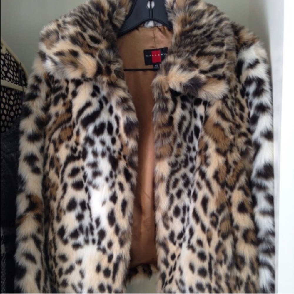 Soft, leopard faux fur waist coat!!!
