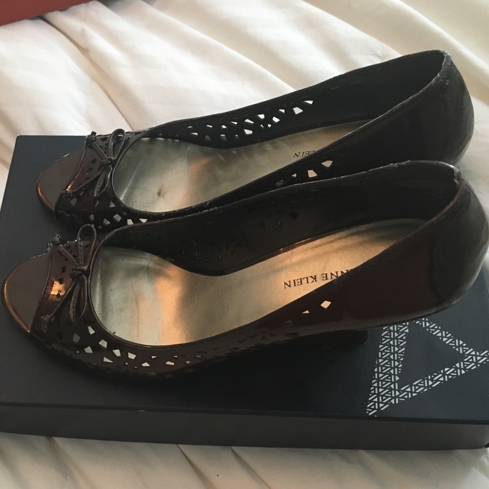 Anne Klein Brown Patent Leather Heels