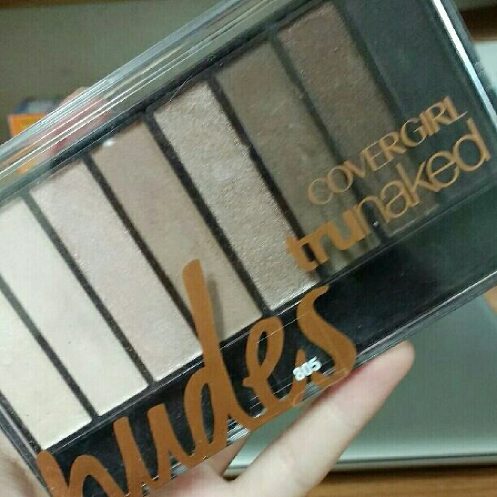 Covergirl Trunaked nudes palette