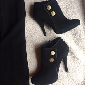 Like NEW GUESS Booties