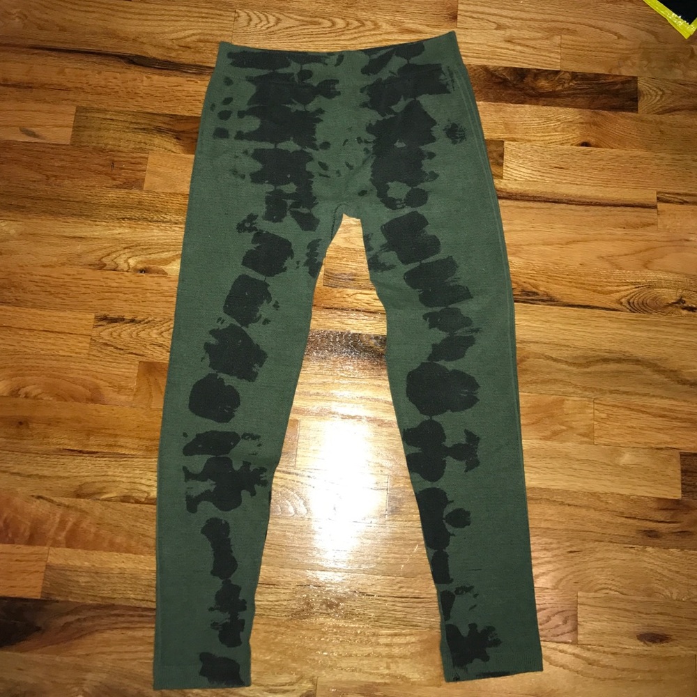 NOT VS LISTED FOR EXPOSURE Cute Camo Leggings!
