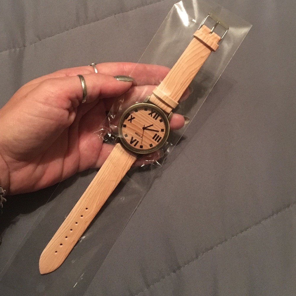 NWOT Woodgrain Watch βοΈ - Picture 2 of 3