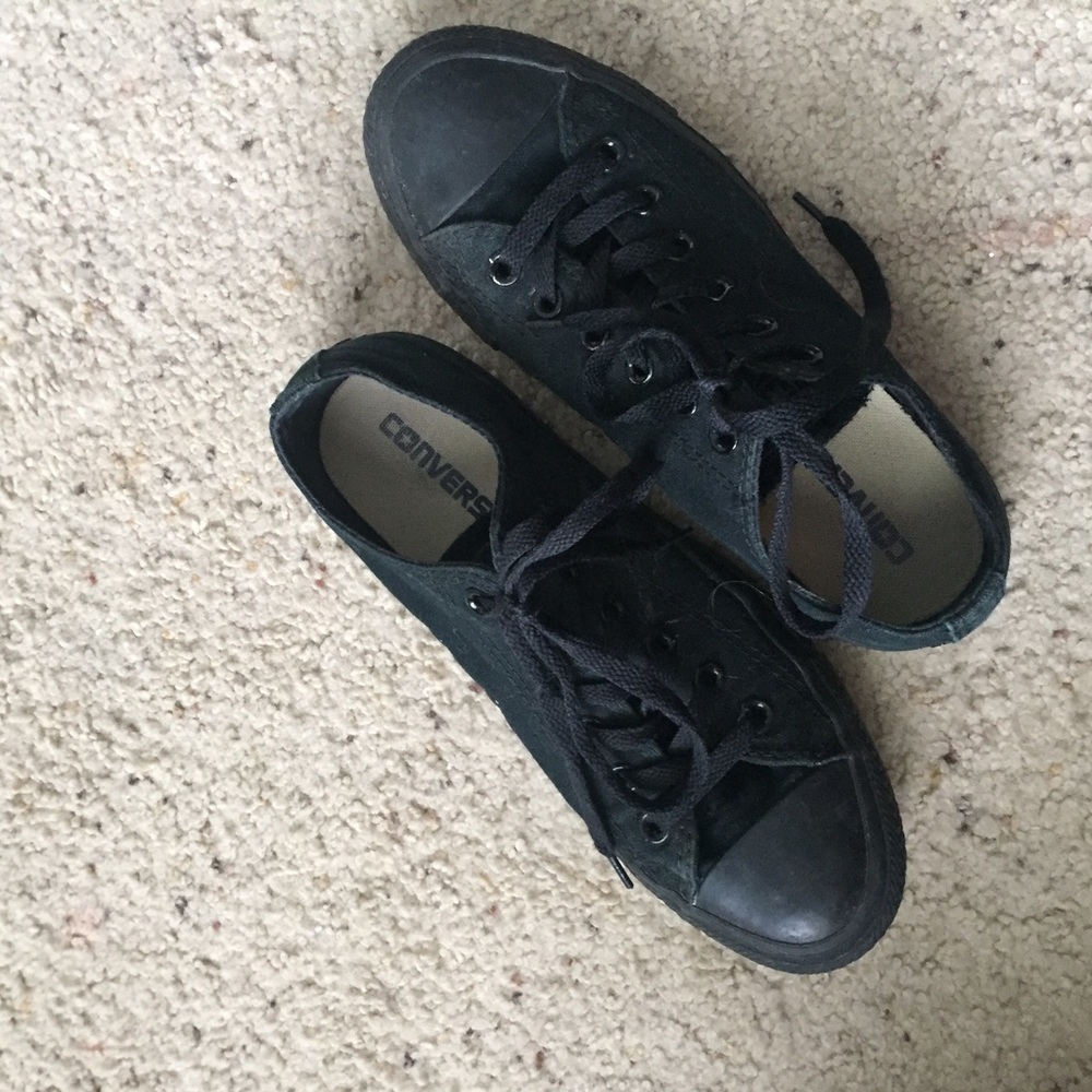 All black lowtop converse