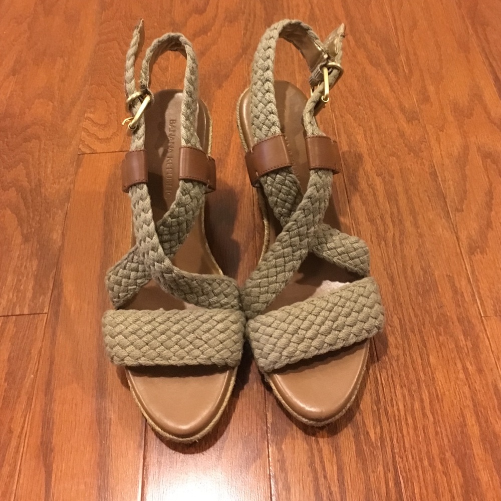 Banana Republic Vierra wedges in khaki/new cognac