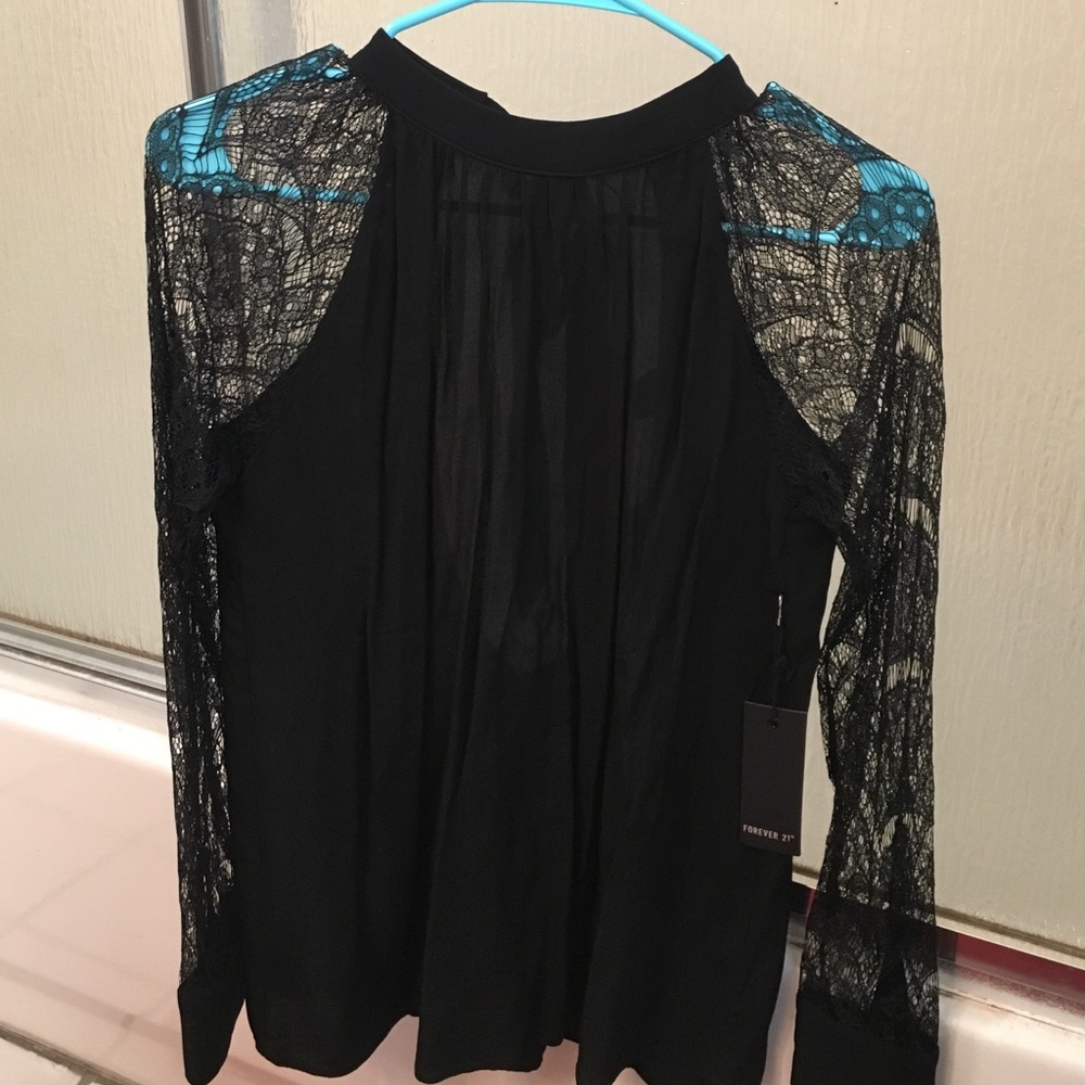 Shirt with tie back and lace sleeves