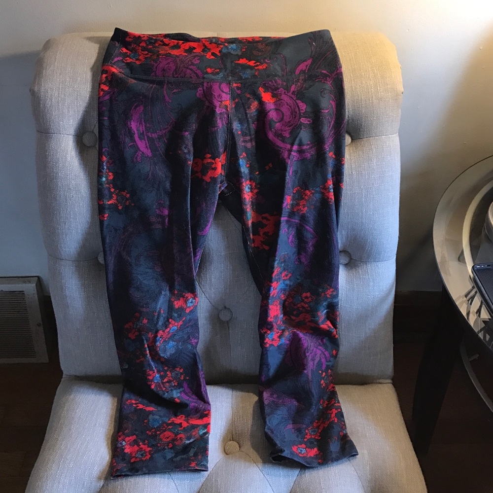 Cool colors on these grey leggings