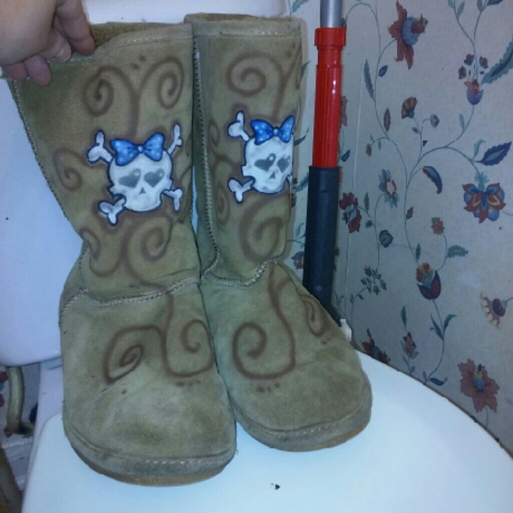 🎈Sale  Bearpaw Skull Boots