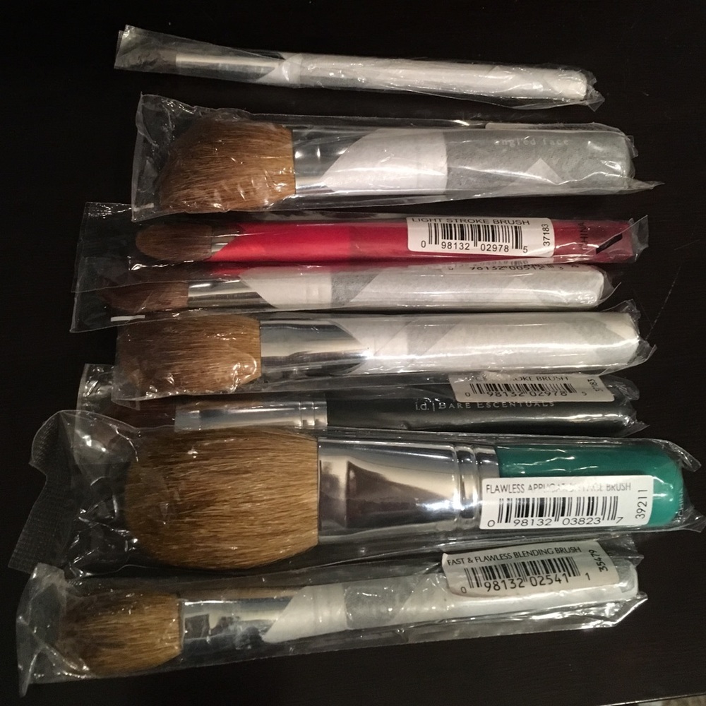 8 Bare Escentuals makeup brushes.