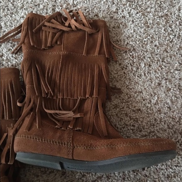 Minnetonka Size 10 3 Layer Fringe Boots - Picture 4 of 4