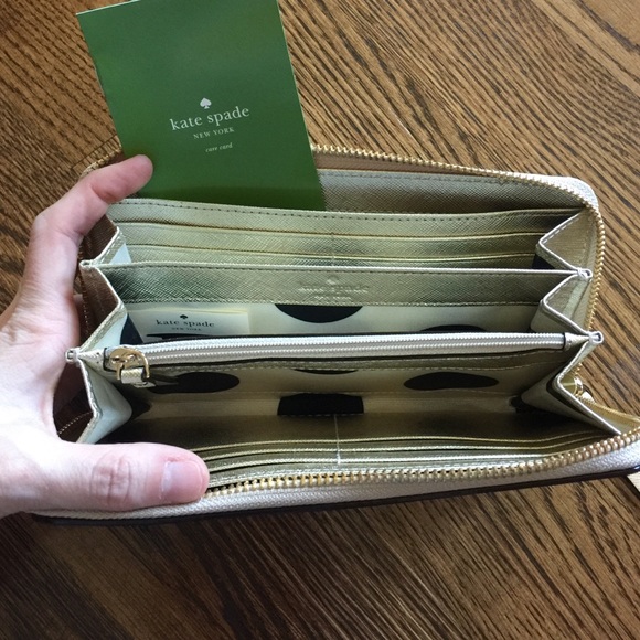 🎉🎉PRICE DROP!!🎉🎉Kate Spade NWT Gold wallet - Picture 2 of 3