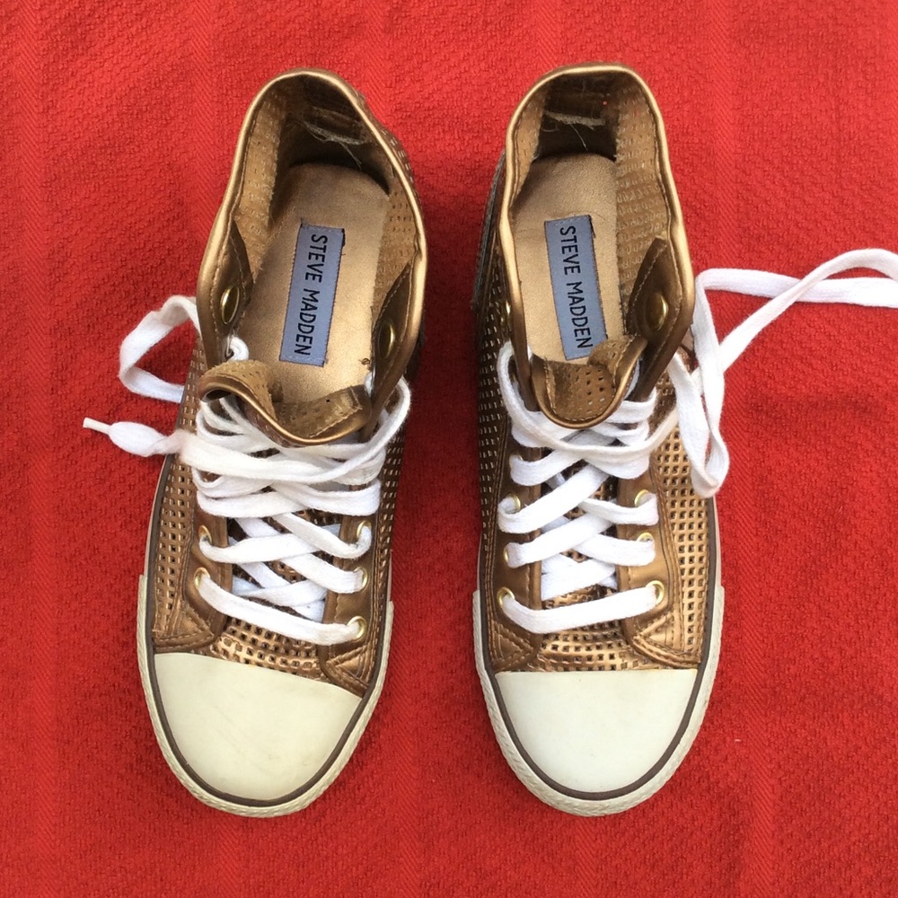 Steve Madden snickers
