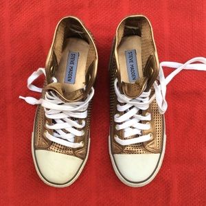 Steve Madden snickers