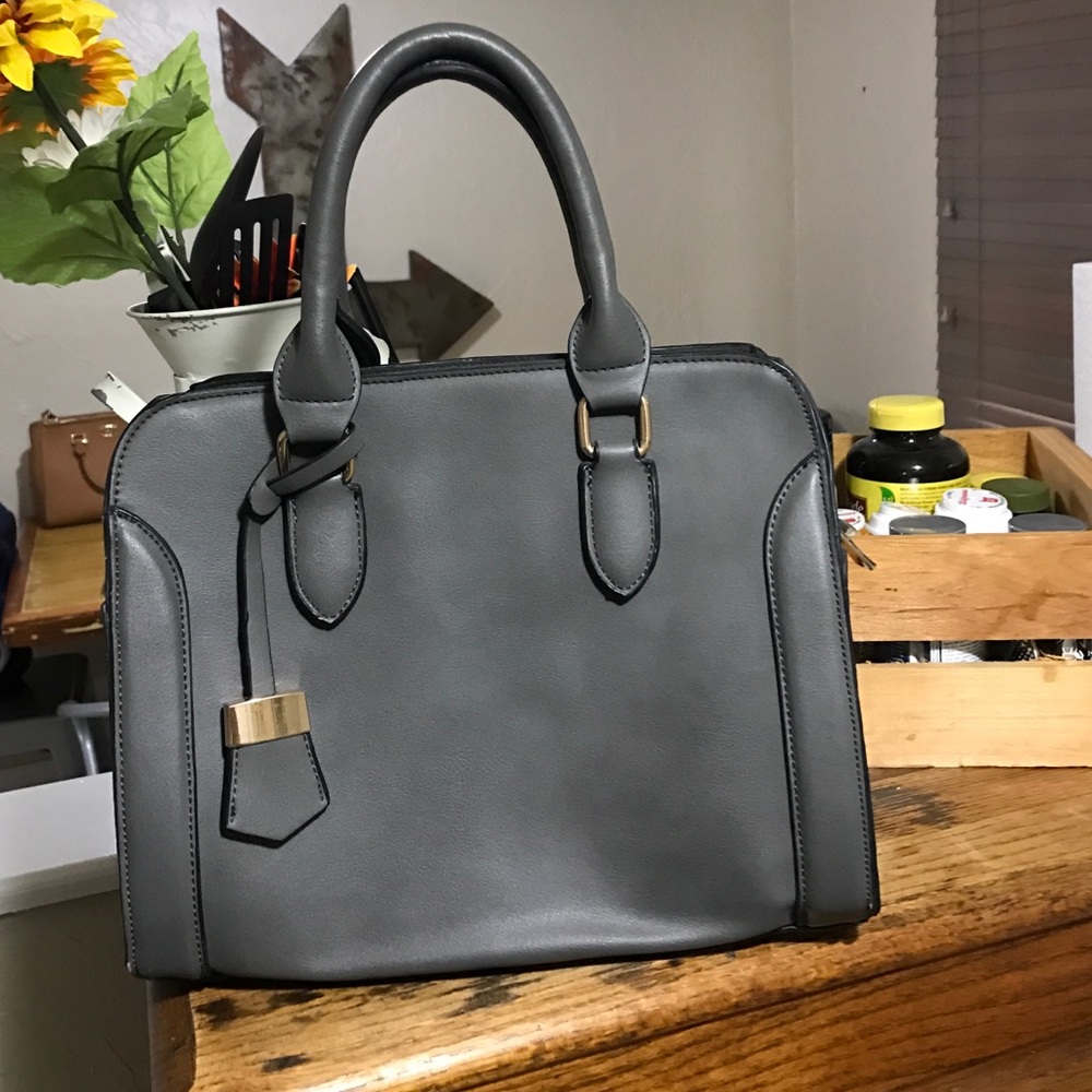 Gray purse, hardly been used in great condition!