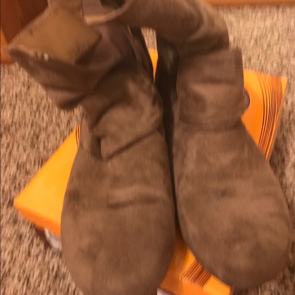 Tan ankle boots with metal buckle - Picture 2 of 3