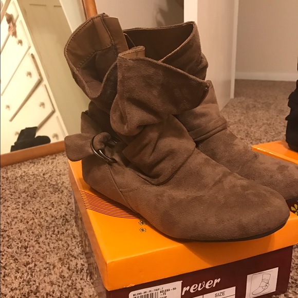 Tan ankle boots with metal buckle - Picture 3 of 3