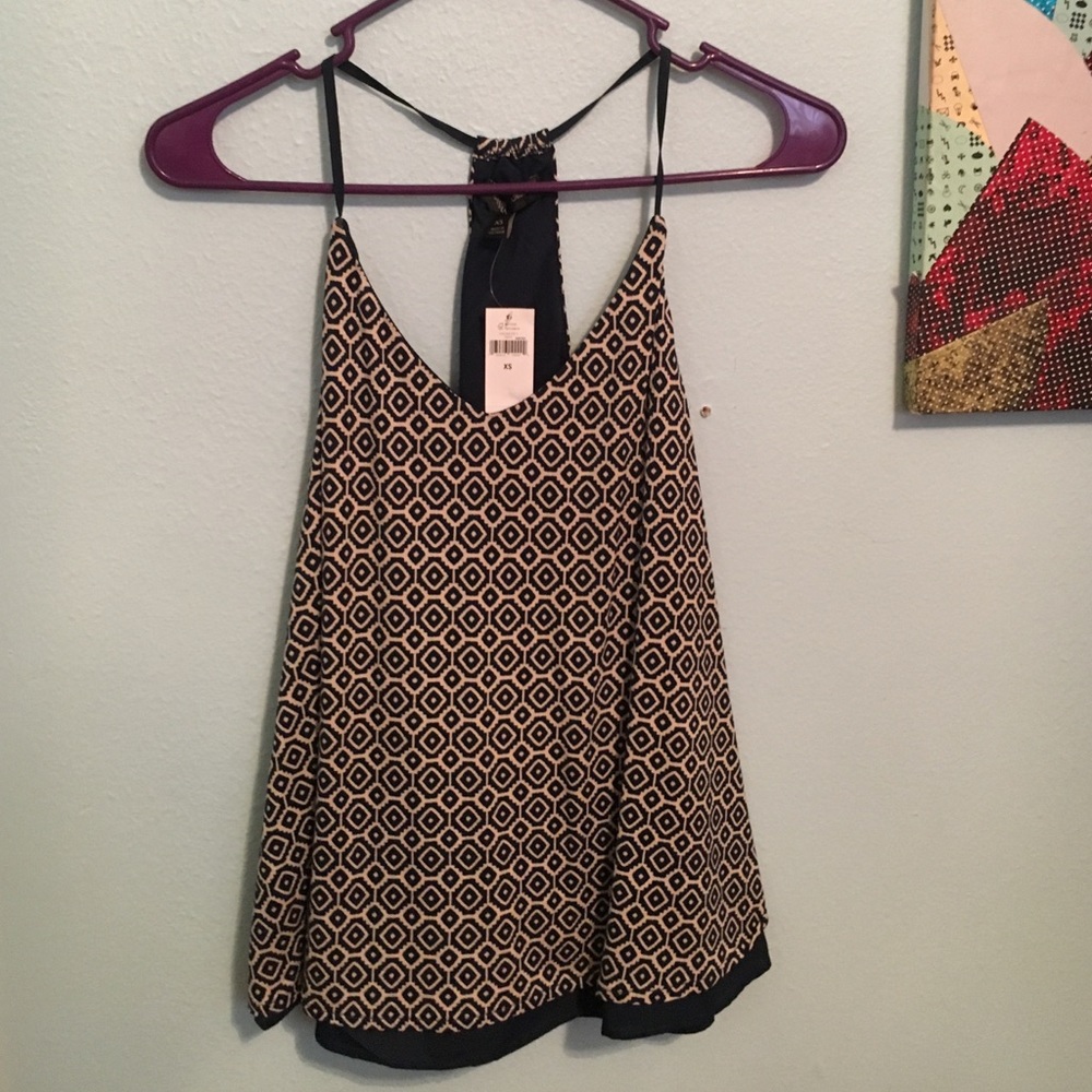 Sleeveless racerback geometric patterned top!