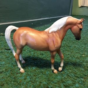Classic palomino mare Breyer