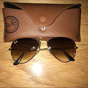 Ray Ban aviators.