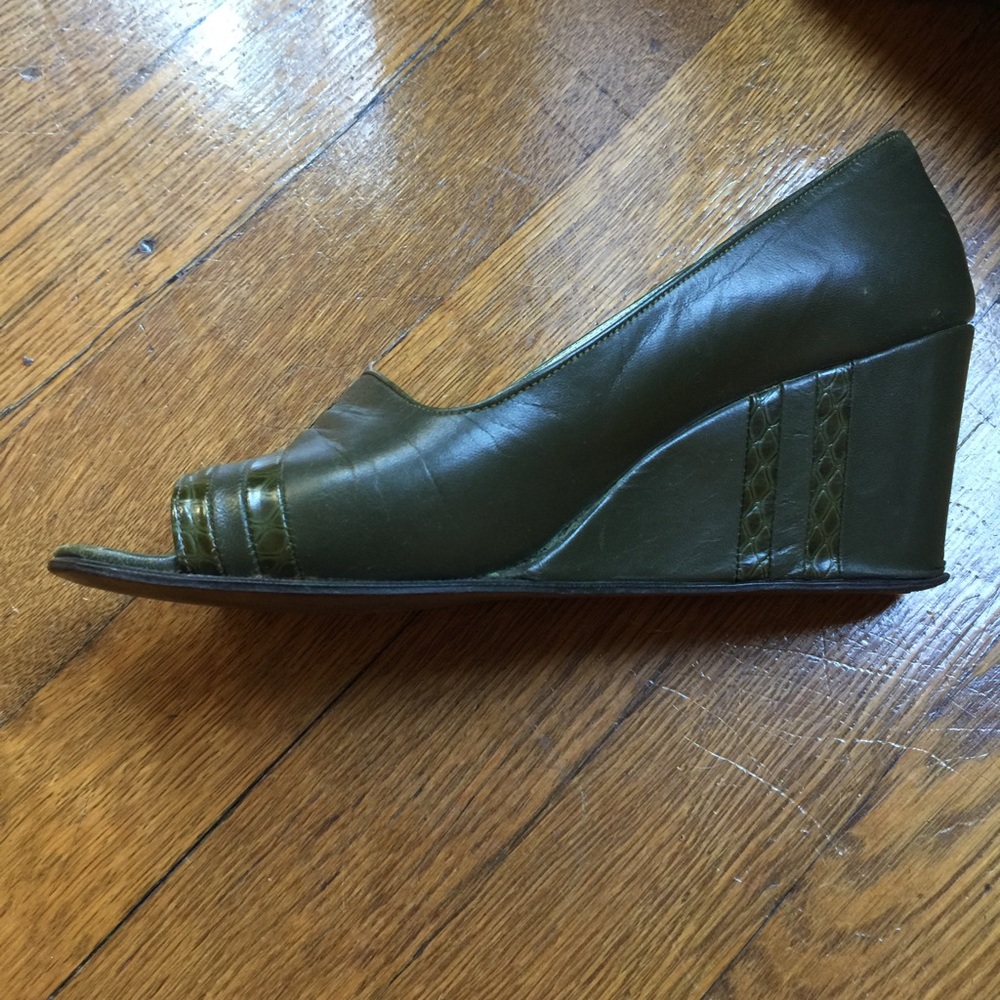 Open toed green leather pumps