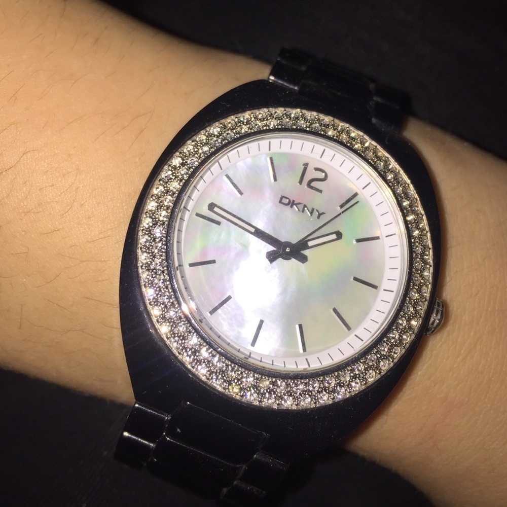 DKNY black & silver quartz face watch ⌚️