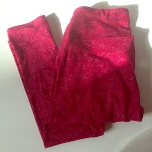 🦄 Magenta pink floral lularoe leggings! 🦄