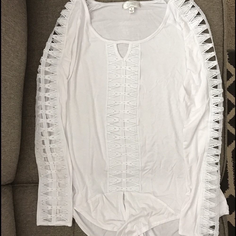 Stylish white tunic with interesting details!