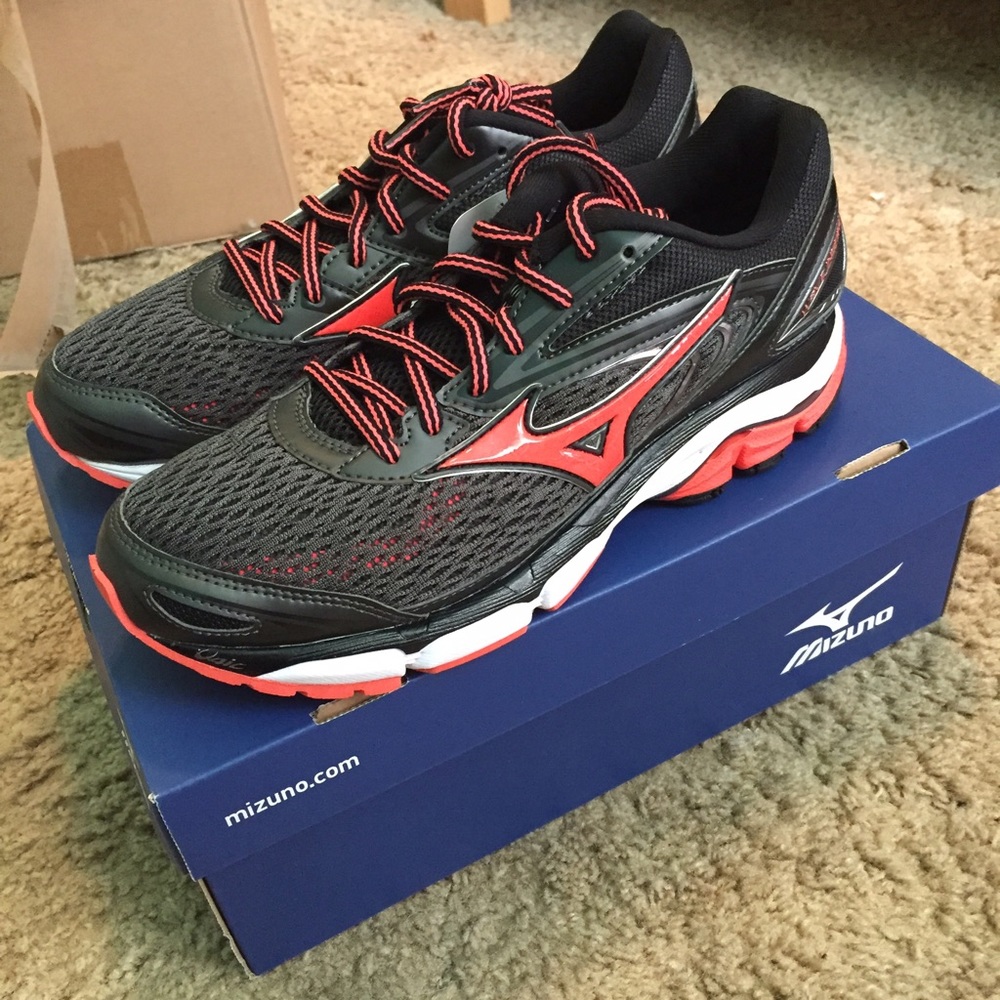 NWT Mizuno volleyball court shoes size 9