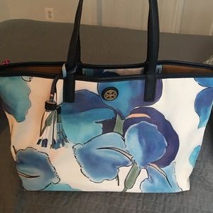 Blue flower tote