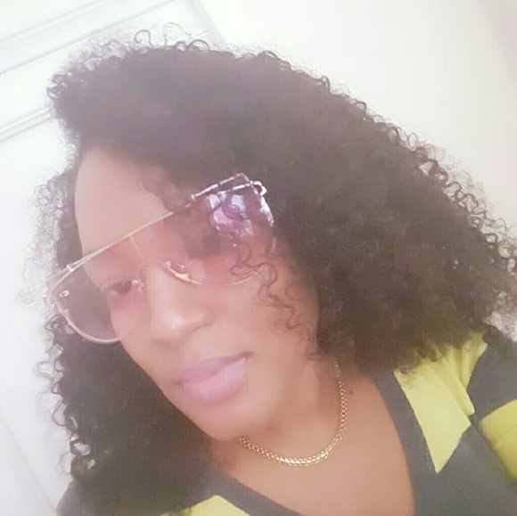 Trendy Sunglasses (Pouch Included) - Picture 4 of 5