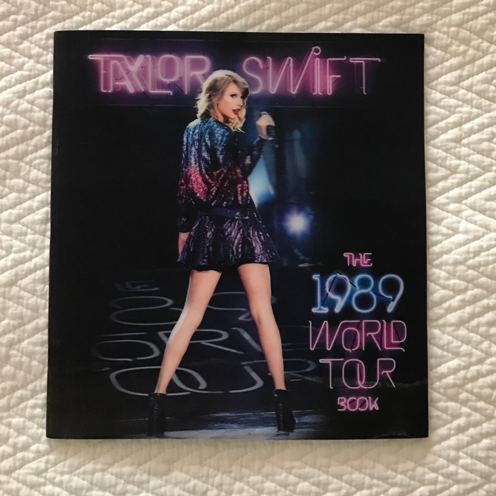 Taylor Swift - hologram 1989 World Tour book