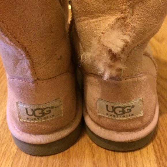 UGG classic short pink women's SZ 5 w/ defect hole - Picture 2 of 6