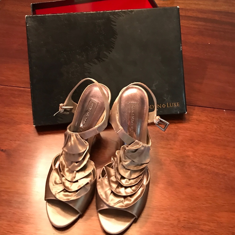 Mauve ruffle heeled sandals