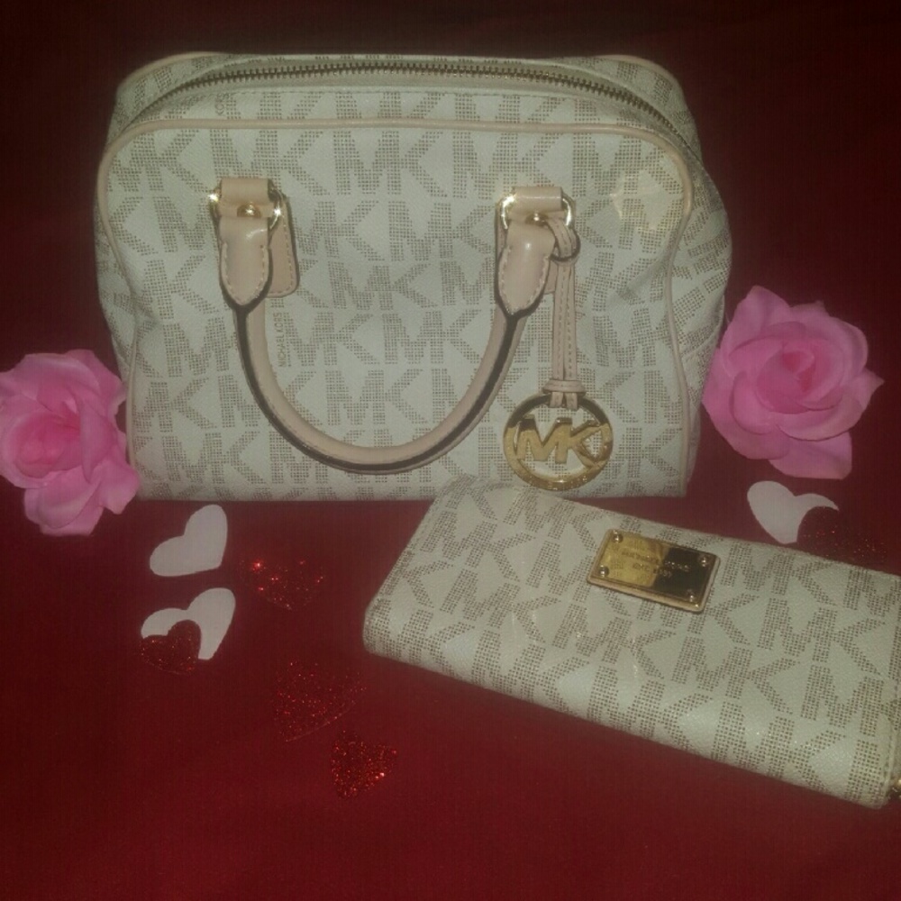 Authentic MichaelKors purse and matching wallet.