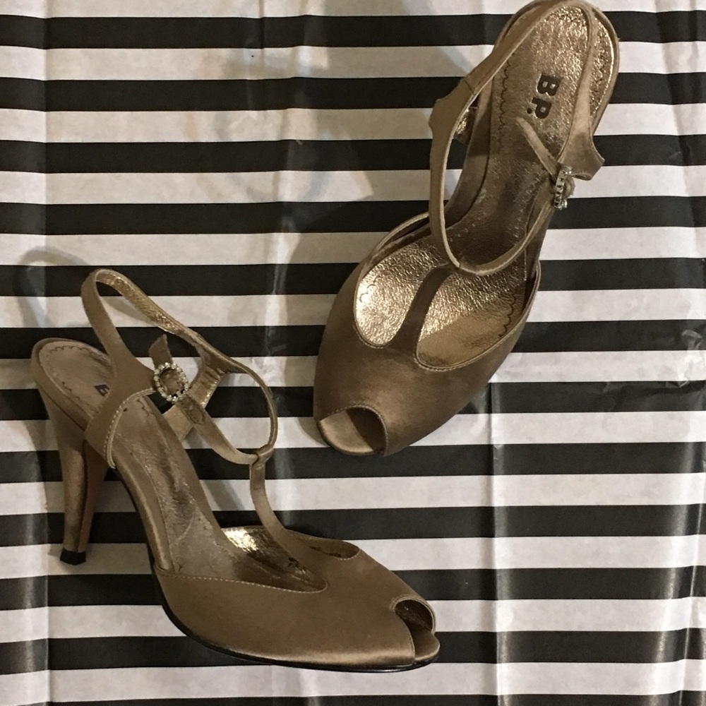 Event friendly peep-toe shoe