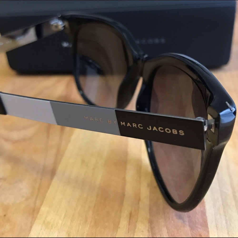 MARC JACOBS striped sunglasses