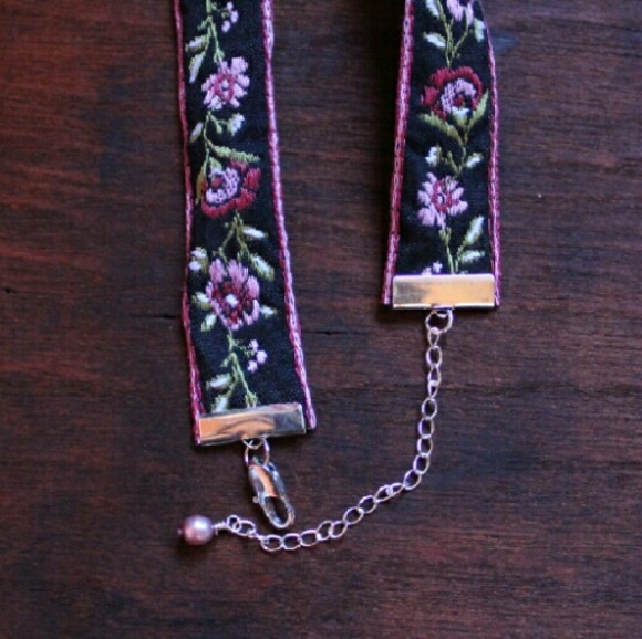 Floral Choker 🌸 - Picture 2 of 3