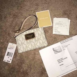 Michael kors vanilla wristlet!✨✨ (HOLD)