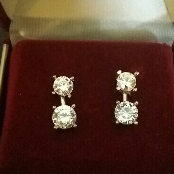 Pretty crystal earings.. still in the box. - Picture 1 of 4