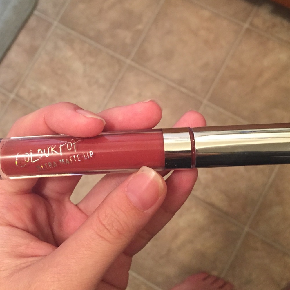 💕COLOURPOP LIQUID LIPSTICK IN TULLE💕