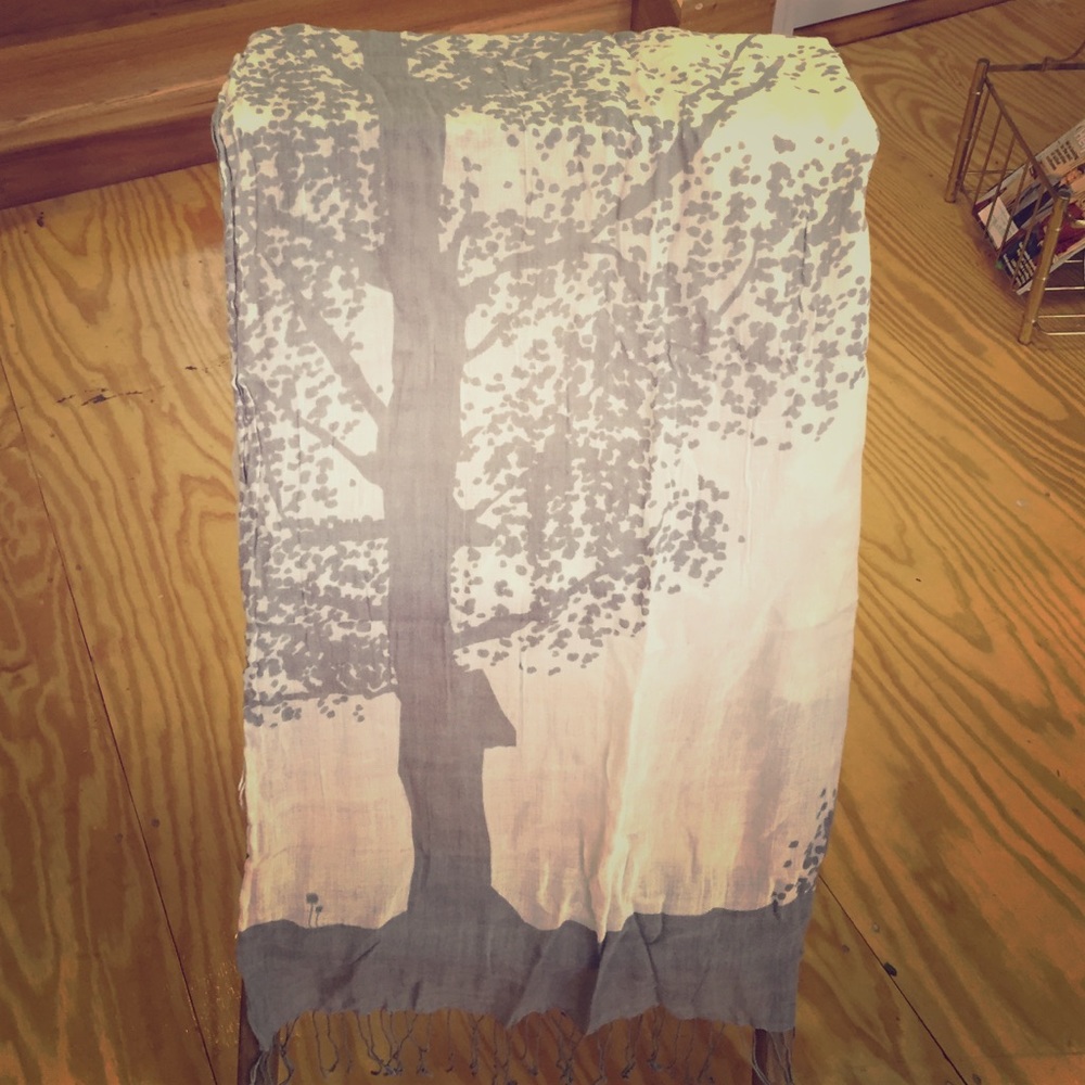 Bird scarf with tree