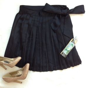 Gap pleated skirt with side bow