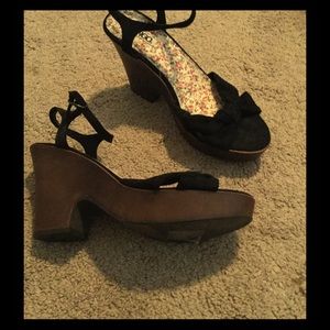 Bongo wedge sandals. 10