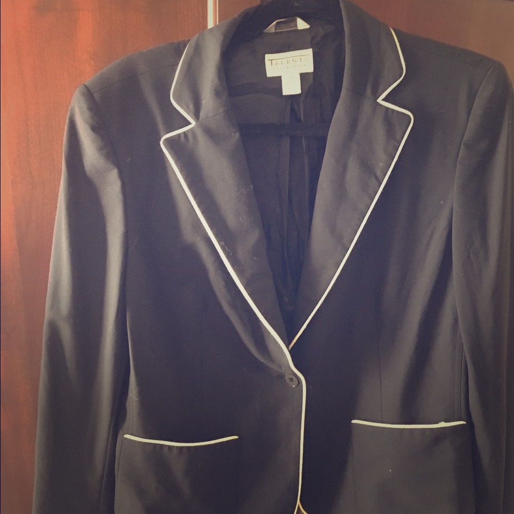 White piping black blazer.