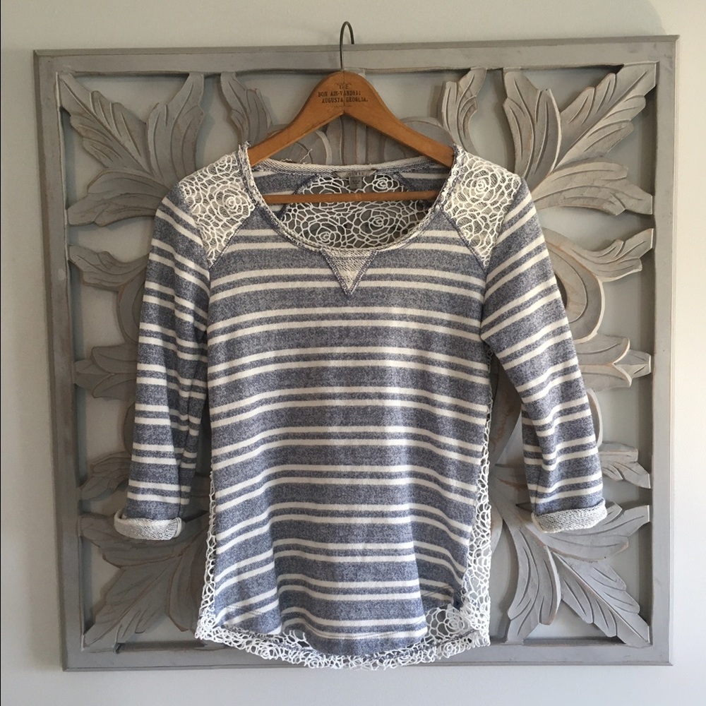💕B2G1💕 GUESS lace sweater