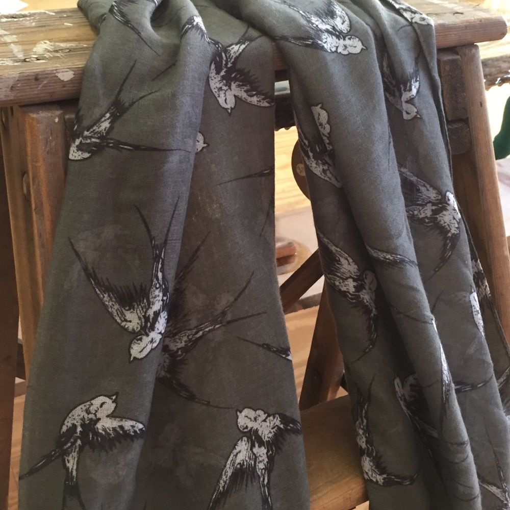 Grey and white bird scarf 🕊