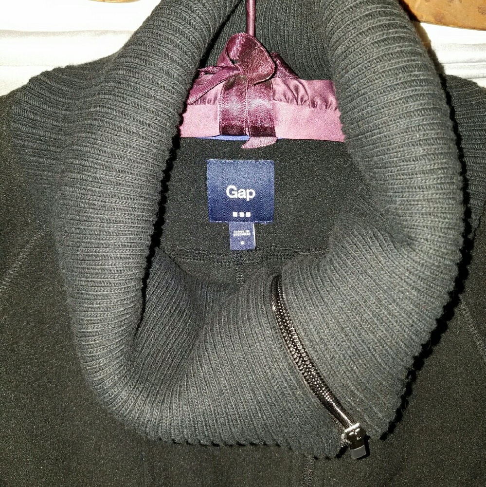 GAP Sweater - Picture 2 of 3