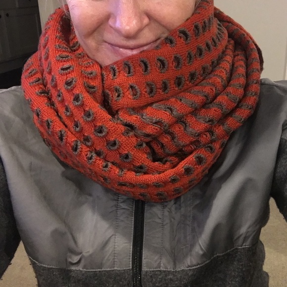 Graphic infinity scarf - Picture 1 of 3