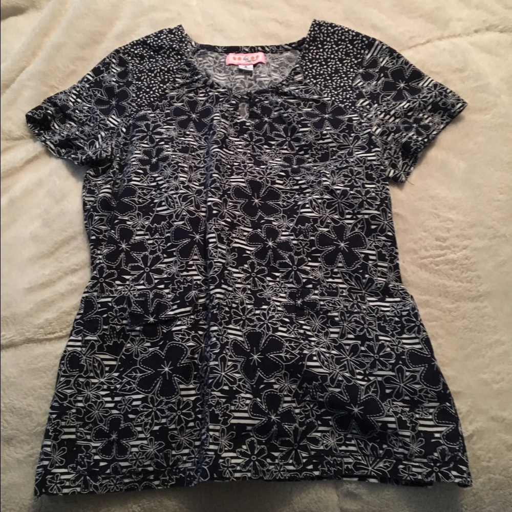 KIO small scrub top